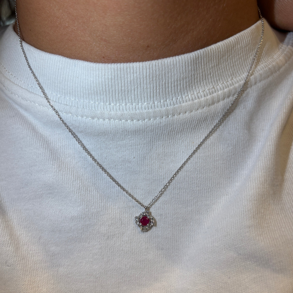 Girocollo rubino e diamanti in oro bianco