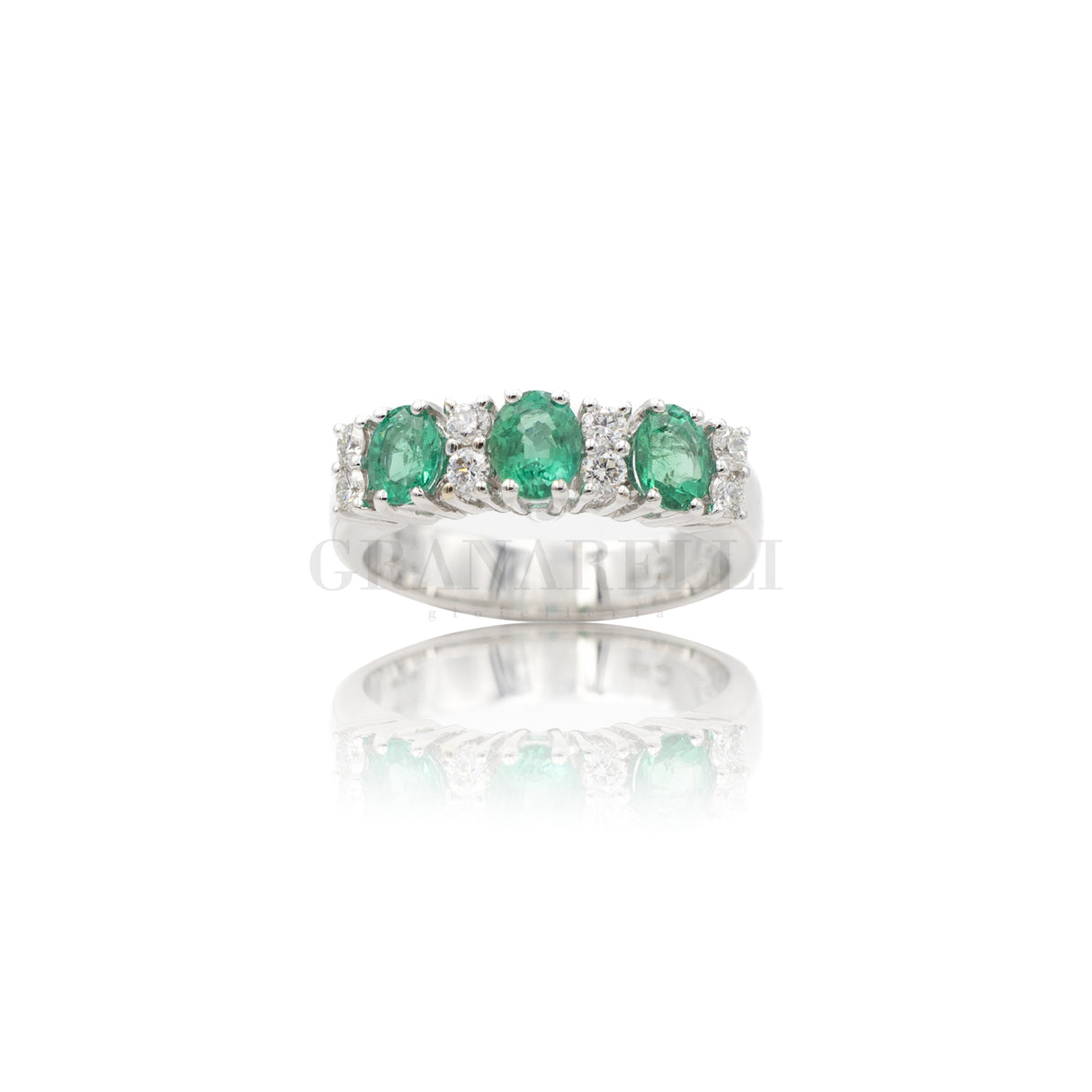 Anillo de caña de rubí y diamantes blancos.