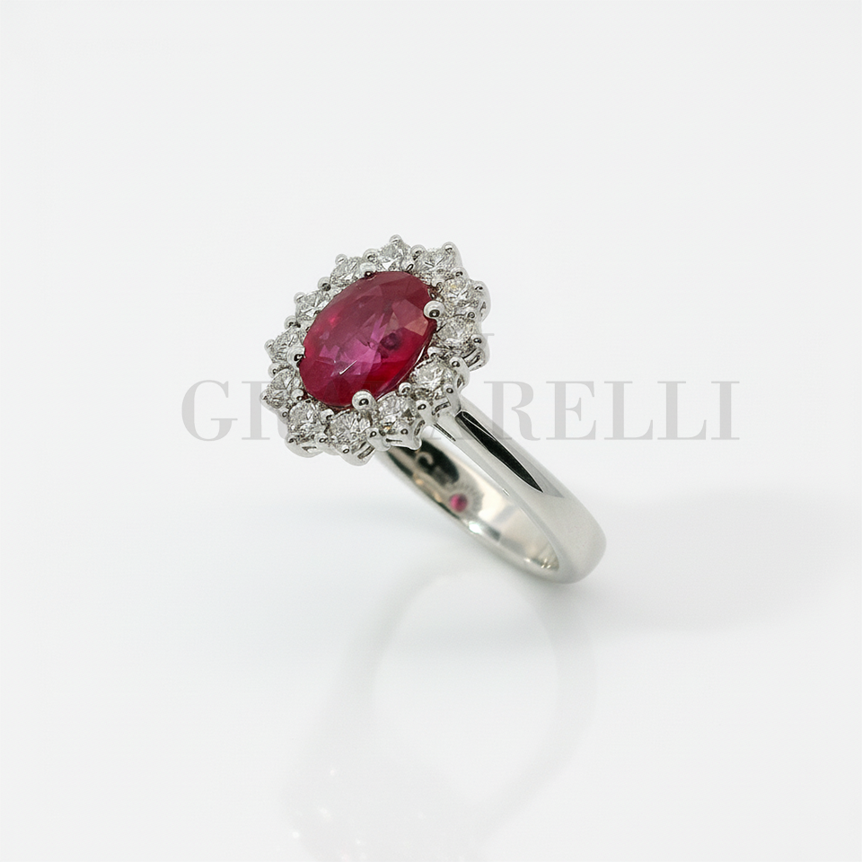 Anello Rubino Ovale e Contorno Diamanti Crivelli