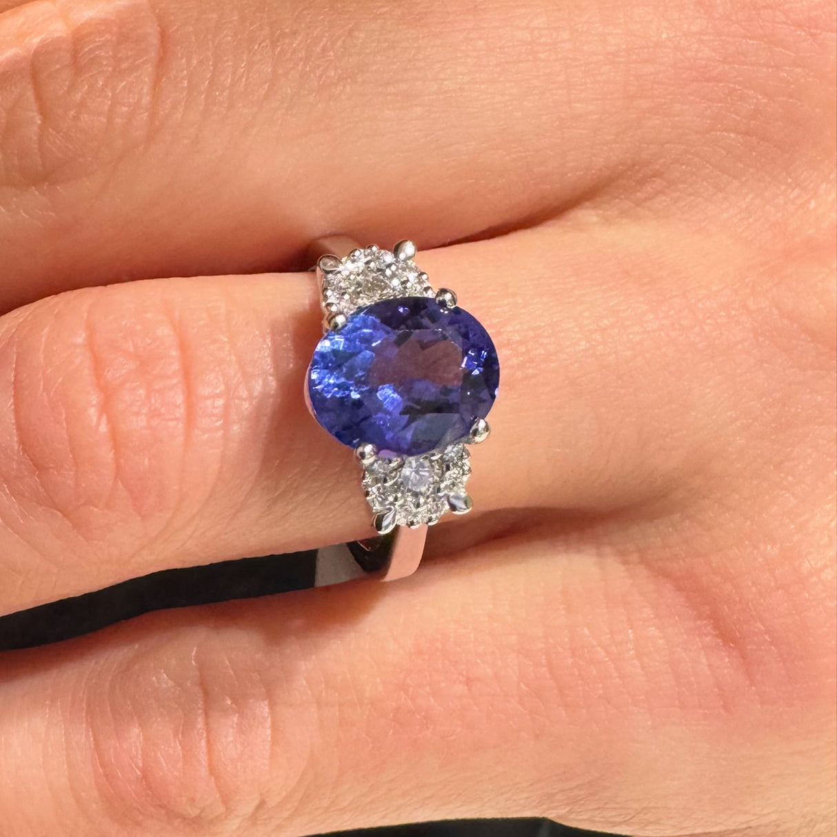 Anello Tanzanite 3.21kt e Diamanti in Oro Bianco