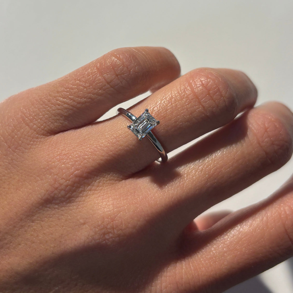 Anello Solitario Taglio Smeraldo 0.85ct, Oro Bianco GIA