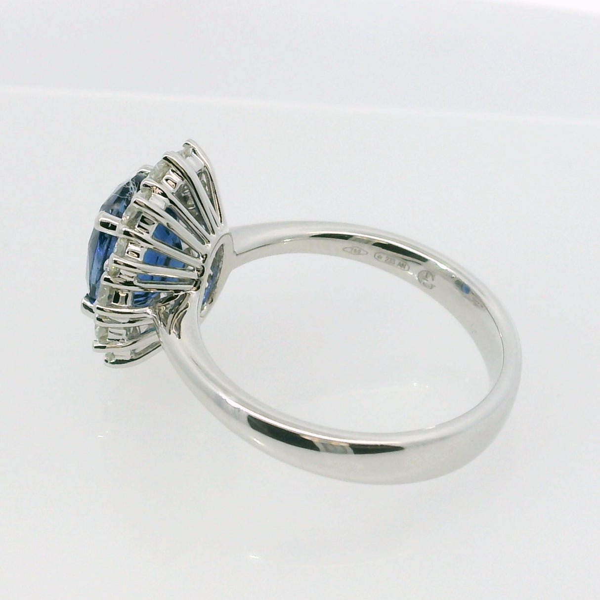 Anello in Oro Bianco con Zaffiro 1.20kt e Diamanti