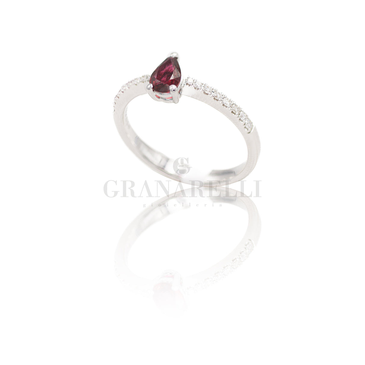 Anello con Rubino 0,49ct taglio Goccia e Diamanti