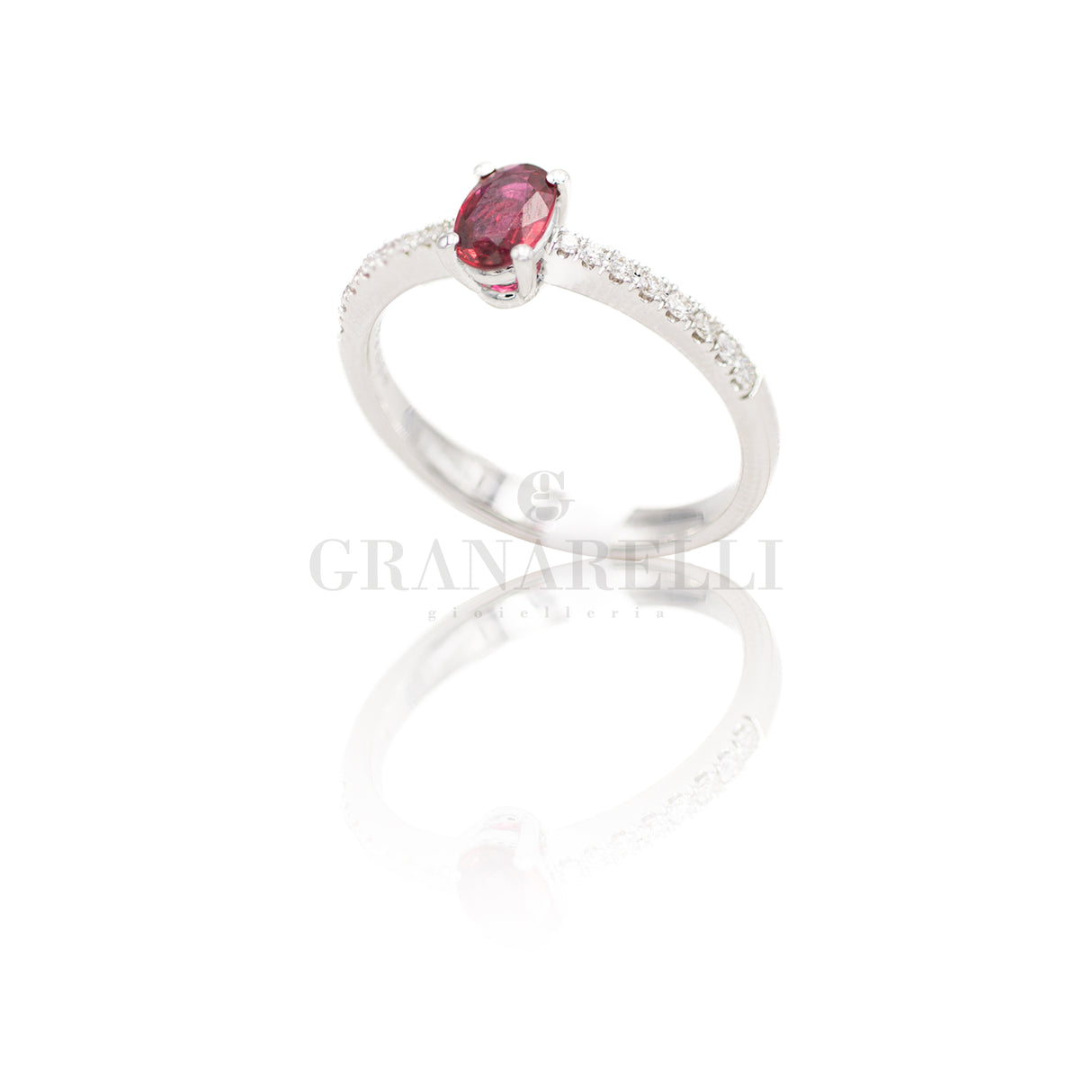 Anello con Rubino 0,49ct taglio Ovale e Diamanti