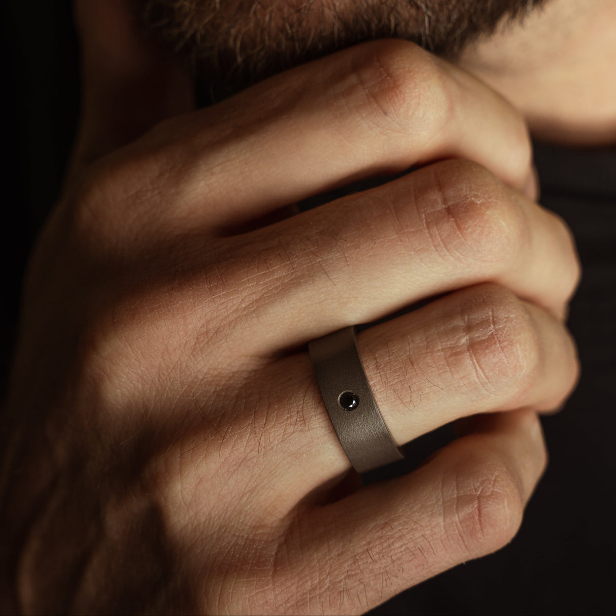 Anello Fedina Uomo Piatta Titanio e Diamante Nero 0.10-Anelli-MANO-Gioielleria Granarelli