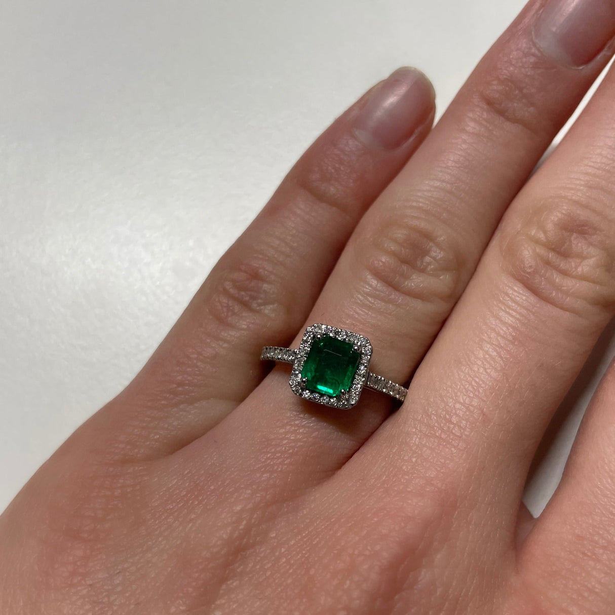 Anello Smeraldo 1.27kt e contorno Diamanti in Oro Bianco-Anelli-GRANARELLI-14-Gioielleria Granarelli