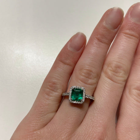 Anello Smeraldo 1.50kt e contorno Diamanti in Oro Bianco-Anelli-GRANARELLI-14-Gioielleria Granarelli