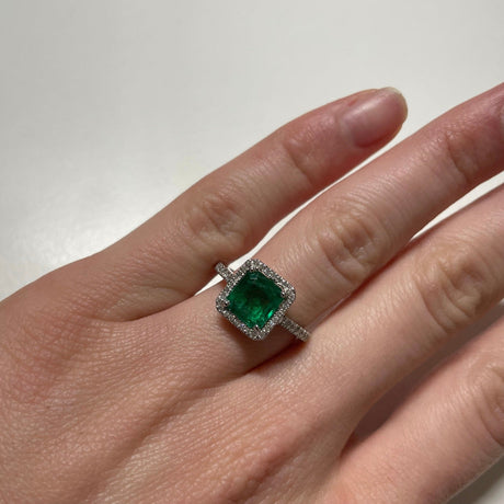 Anello Smeraldo 1.63kt e contorno Diamanti in Oro Bianco-Anelli-GRANARELLI-14-Gioielleria Granarelli