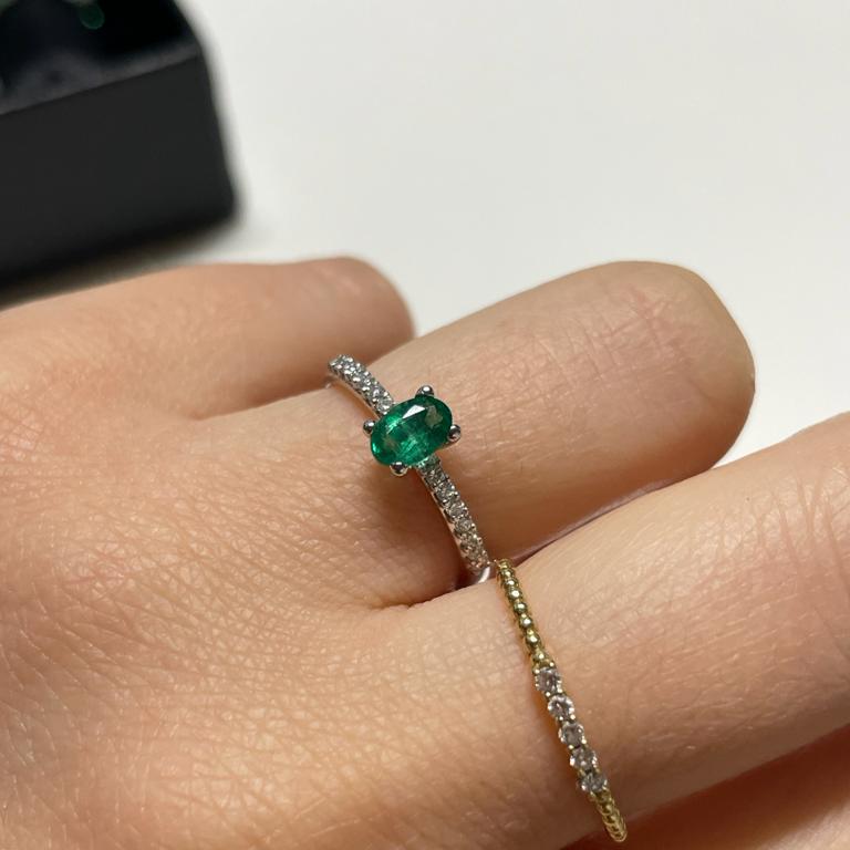 Anello Smeraldo Ovale 0.43kt e Diamanti in Oro Bianco-Anelli-GRANARELLI-13-Gioielleria Granarelli