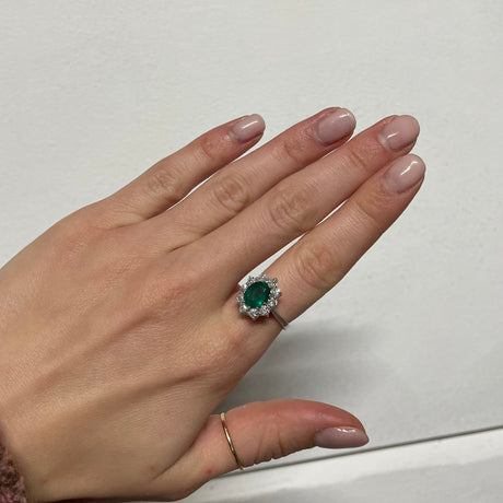 Anello Smeraldo Ovale 1.09 kt e Diamanti in Oro Bianco-Anelli-GRANARELLI-13-Gioielleria Granarelli
