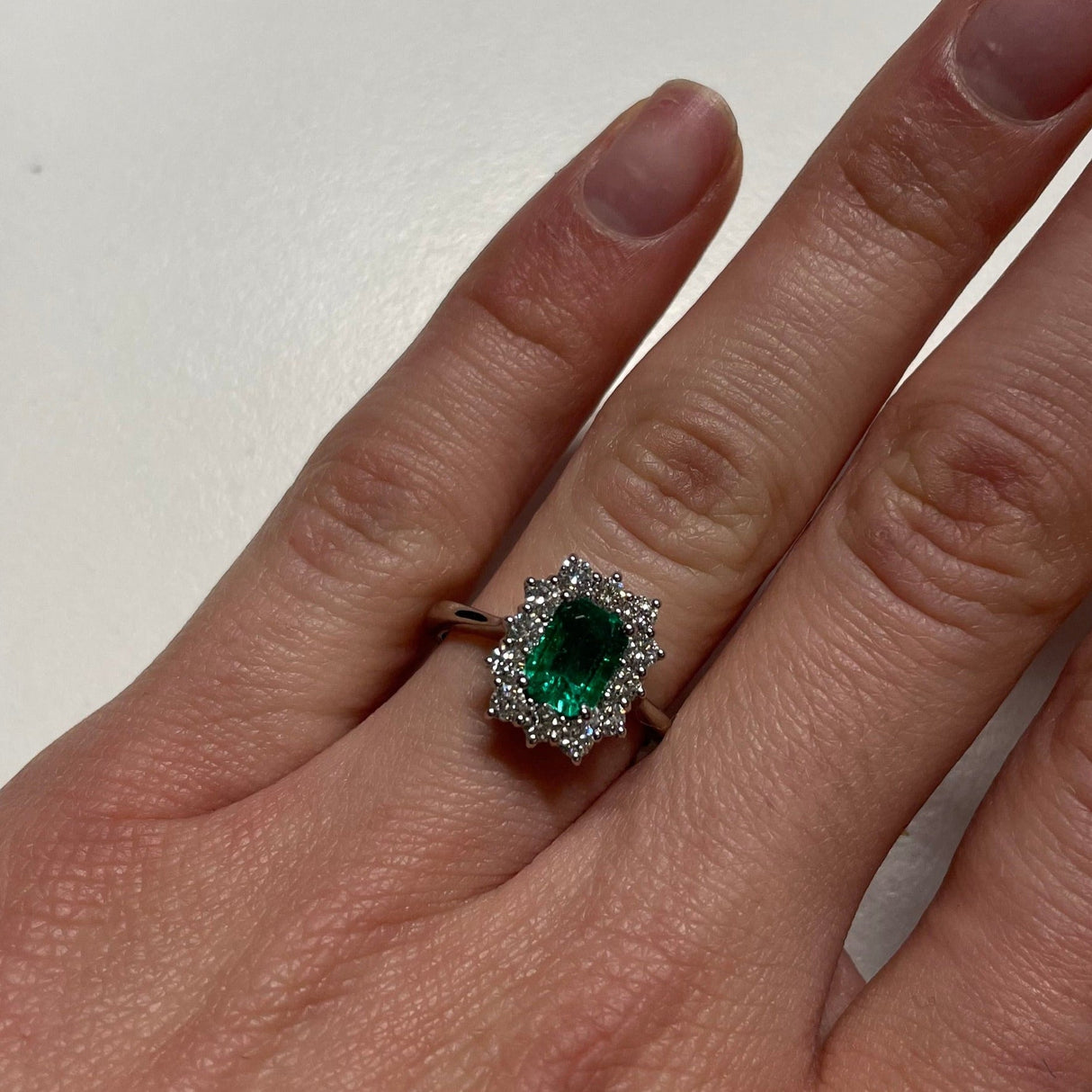 Anelli Anello in Oro Bianco con Smeraldo 0.98kt e Diamanti GRANARELLI