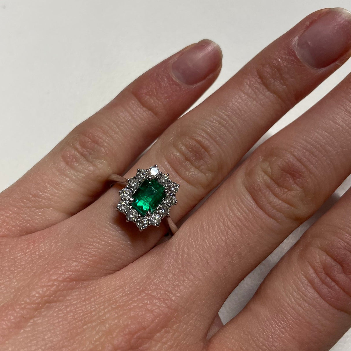 Anello in Oro Bianco con Smeraldo 1.14kt e Diamanti-Anelli-GRANARELLI-14-Gioielleria Granarelli