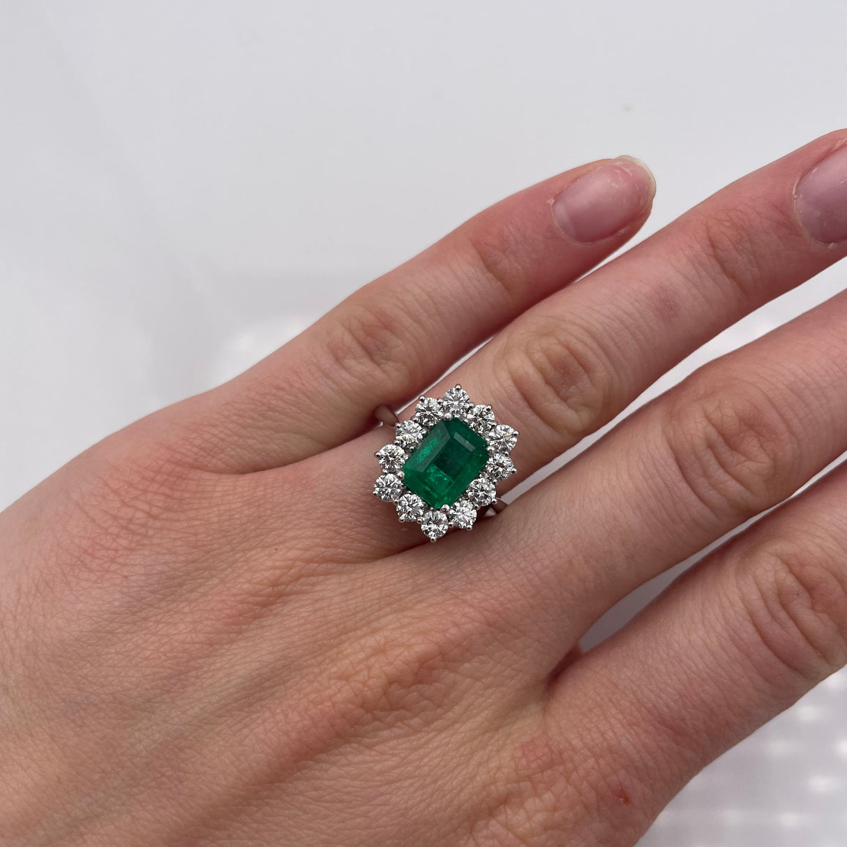 Anello in Oro Bianco con Smeraldo 2.74kt e Diamanti-Anelli-GRANARELLI-14-Gioielleria Granarelli