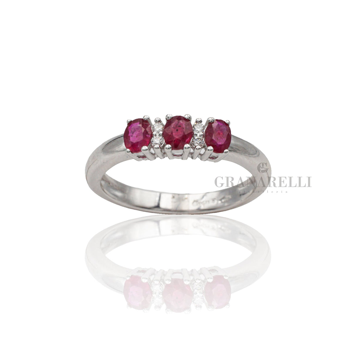 Anello trilogy con Rubini 0.70kt e Diamanti-Anelli-GRANARELLI-Gioielleria Granarelli