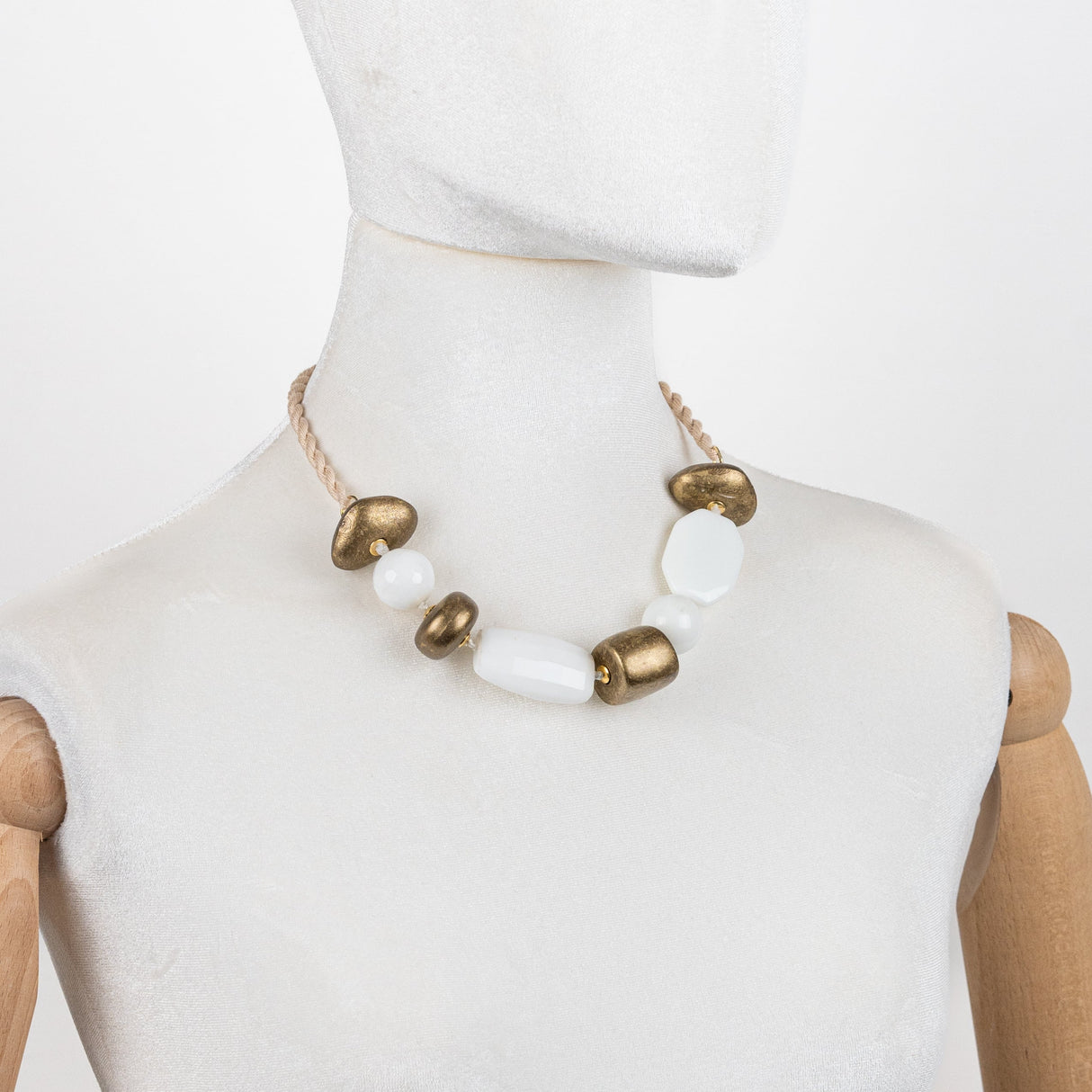 Black rope necklace with rose windows in herbrade and stones