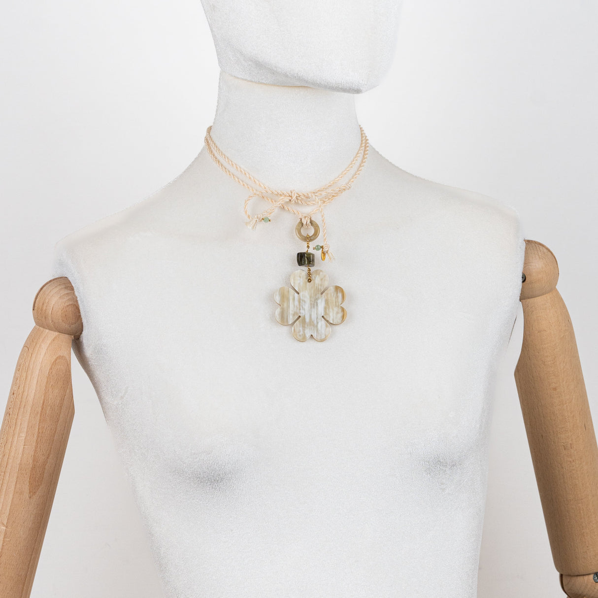 Black rope necklace with rose windows in herbrade and stones