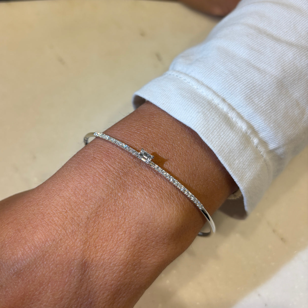 Bracciale Rigido oro Bianco, brillante taglio Smeraldo e diamanti laterali
