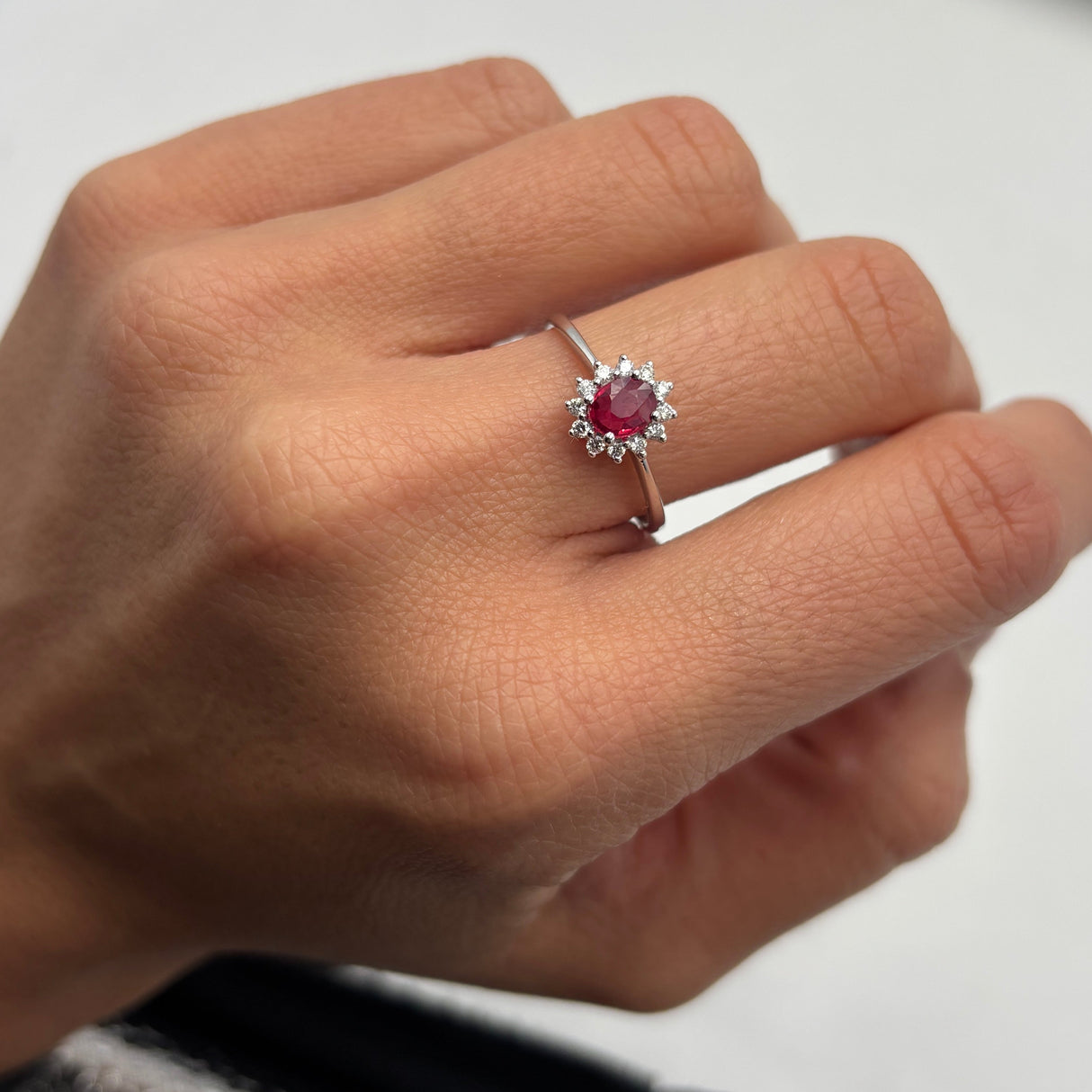 Anello Oro Bianco con Rubino e contorno Diamanti