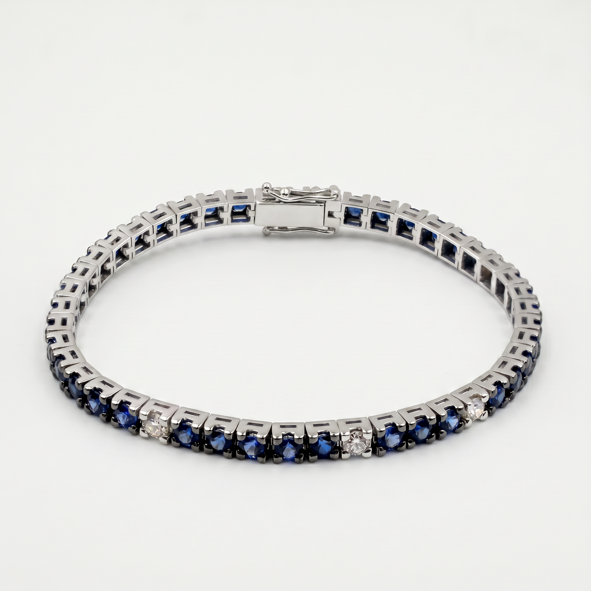Bracciale Tennis Oro Bianco 18kt Zaffiri Blu 5.42ct e Diamanti 0.85ct