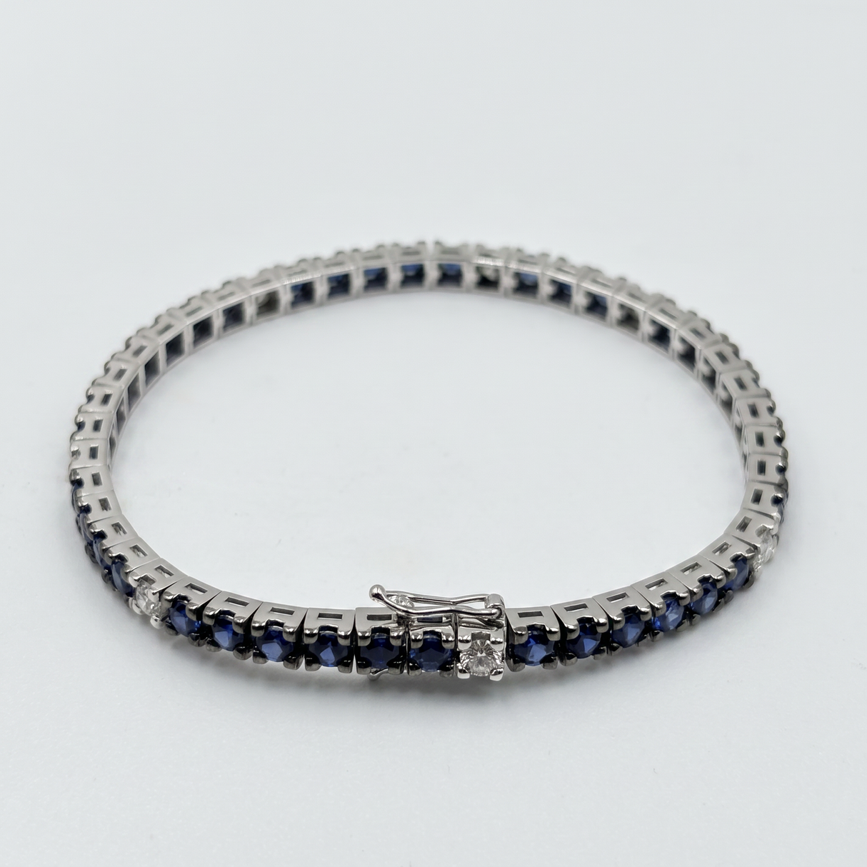 Bracciale Tennis Oro Bianco 18kt Zaffiri Blu 5.42ct e Diamanti 0.85ct