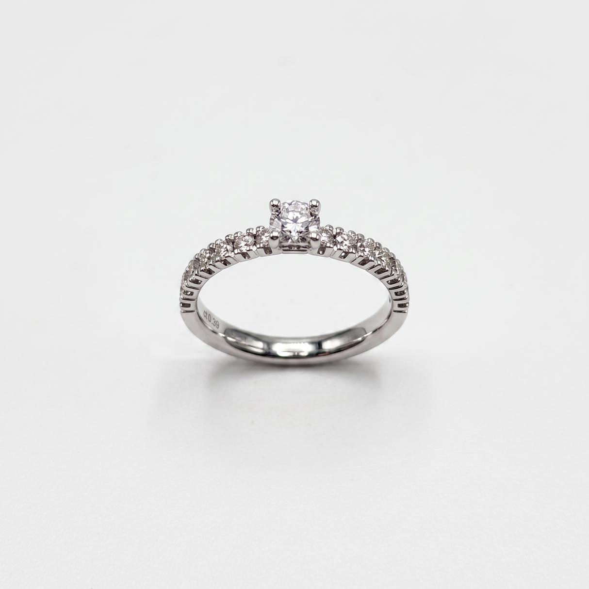 Anello Solitario Diamante Brillante 0.27ct con Diamanti Laterali 0.39ct Oro Bianco 18kt