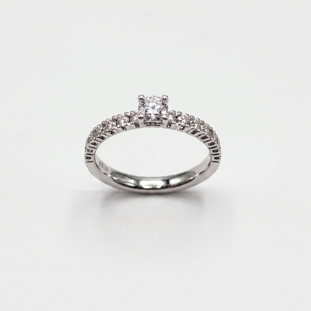 Anello Solitario Diamante Brillante 0.27ct con Diamanti Laterali 0.39ct Oro Bianco 18kt