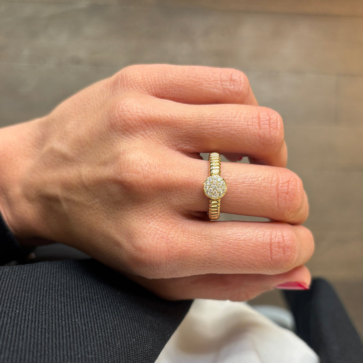 Anello Tubogas con Tondo e Diamanti Bianchi