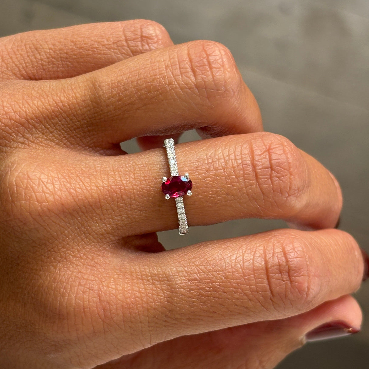 Anello con Rubino 0,49ct taglio Ovale e Diamanti