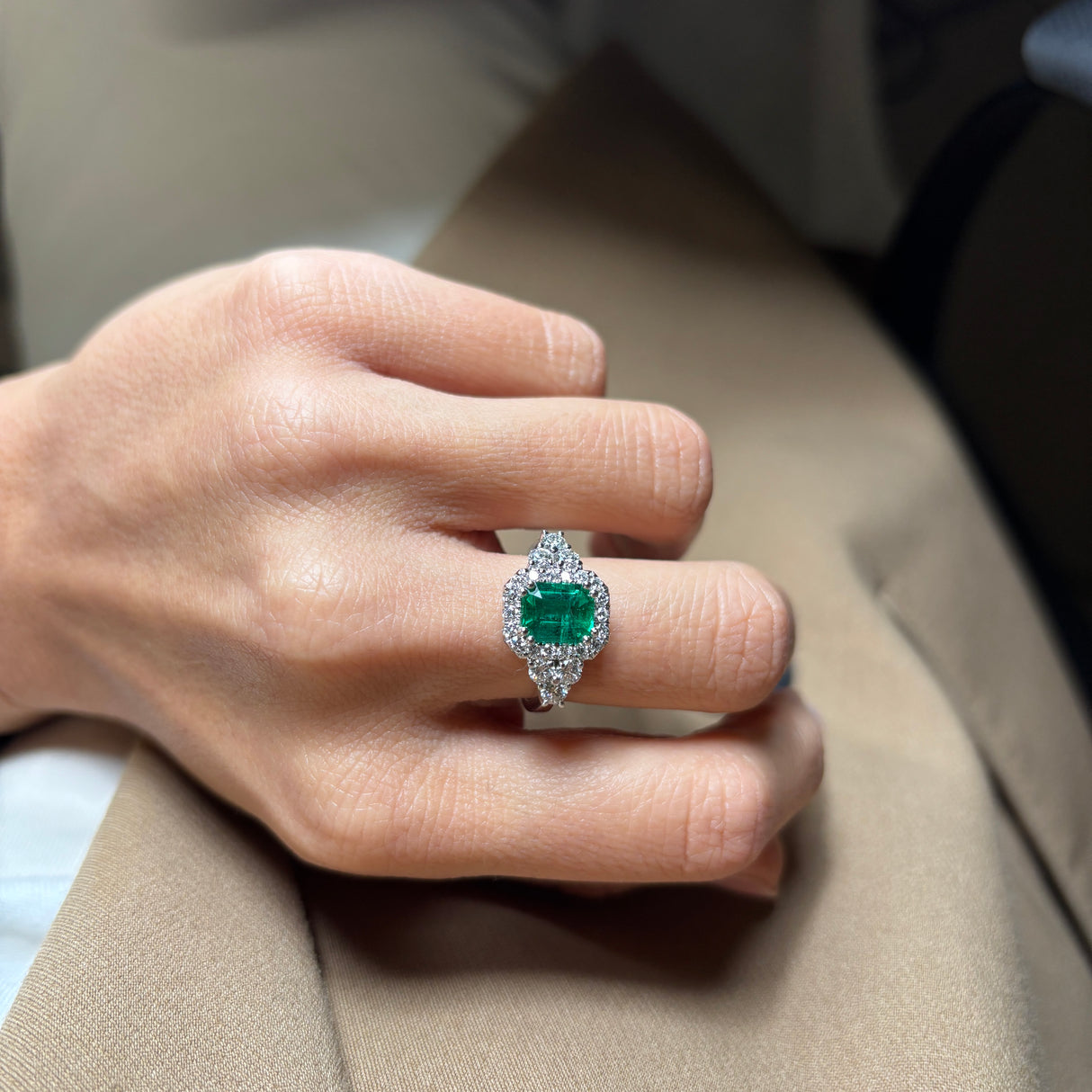 Anello Oro bianco con Smeraldo e contorno di Diamanti