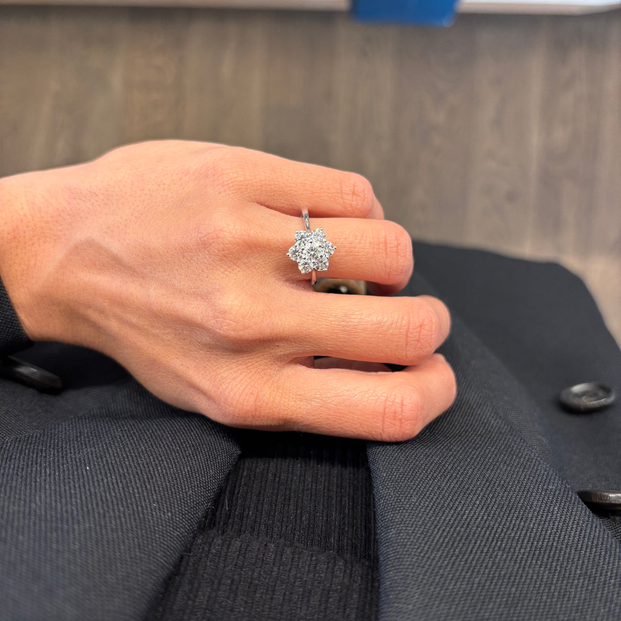 Anello Fiore con Diamanti 1.47kt in Oro Bianco