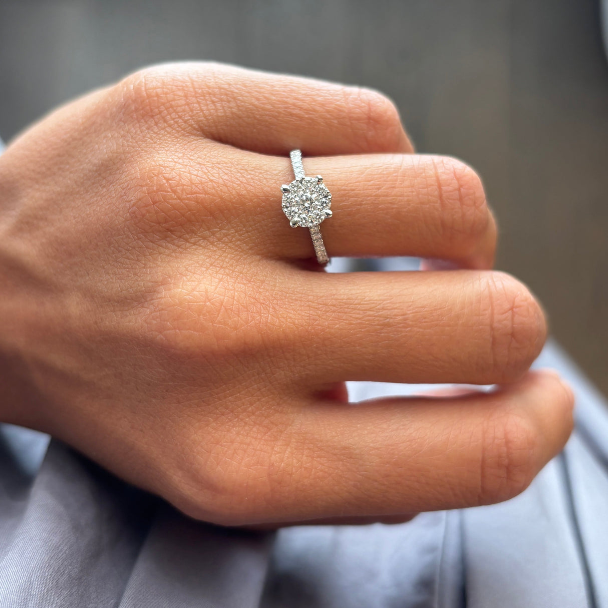 Anello illusione in oro bianco e Diamanti| Pietra Centrale 0,20ct