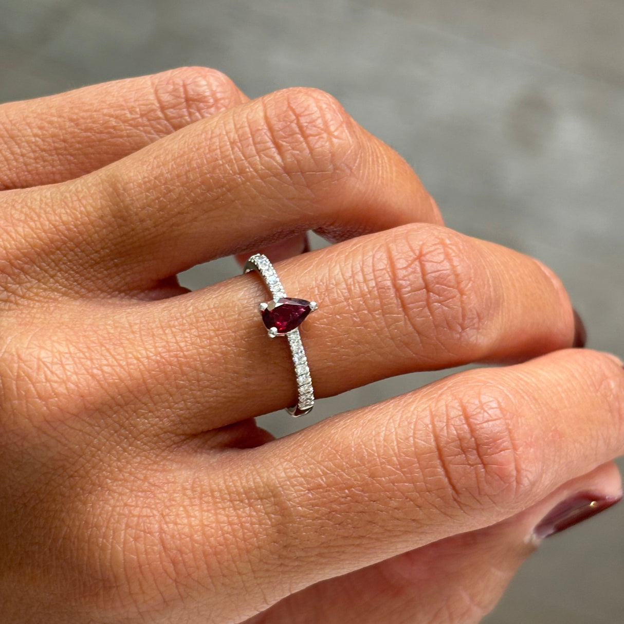 Anello con Rubino 0,49ct taglio Goccia e Diamanti