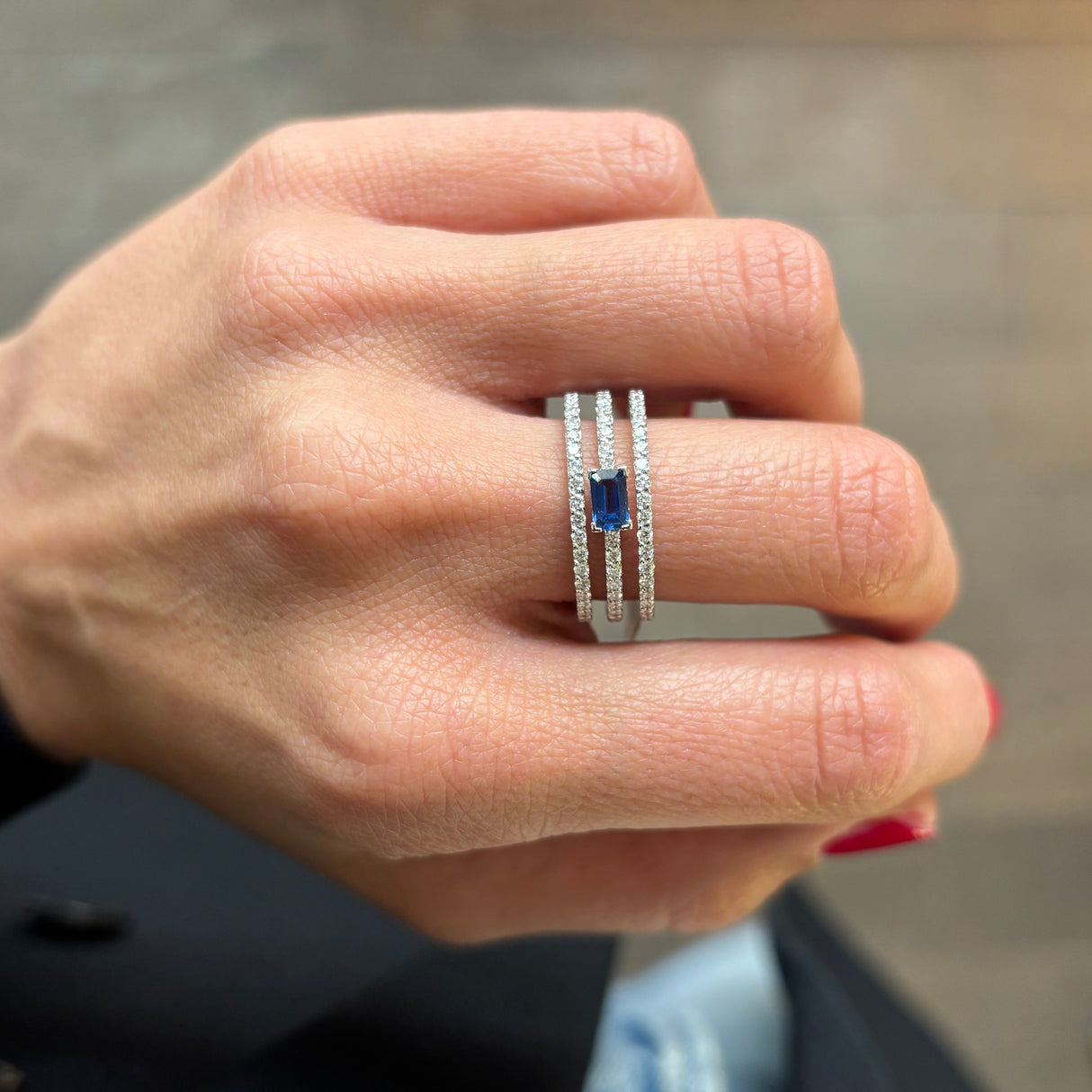 Anello Fascia con Zaffiro e Diamanti in Oro Bianco