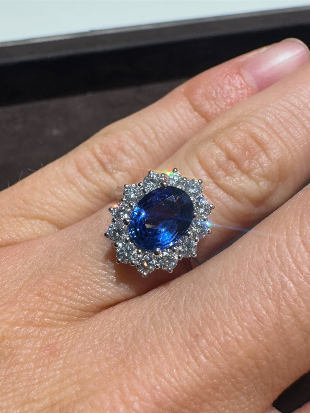 White gold ring with saffiro 1.83kt and diamonds