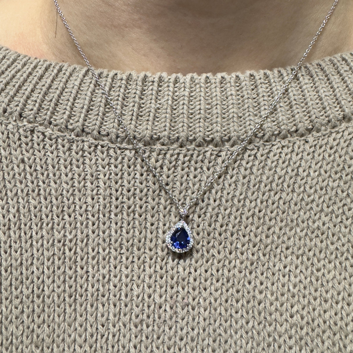 Collana in Oro Bianco Diamanti con Zaffiro taglio "Goccia" ct 1.19