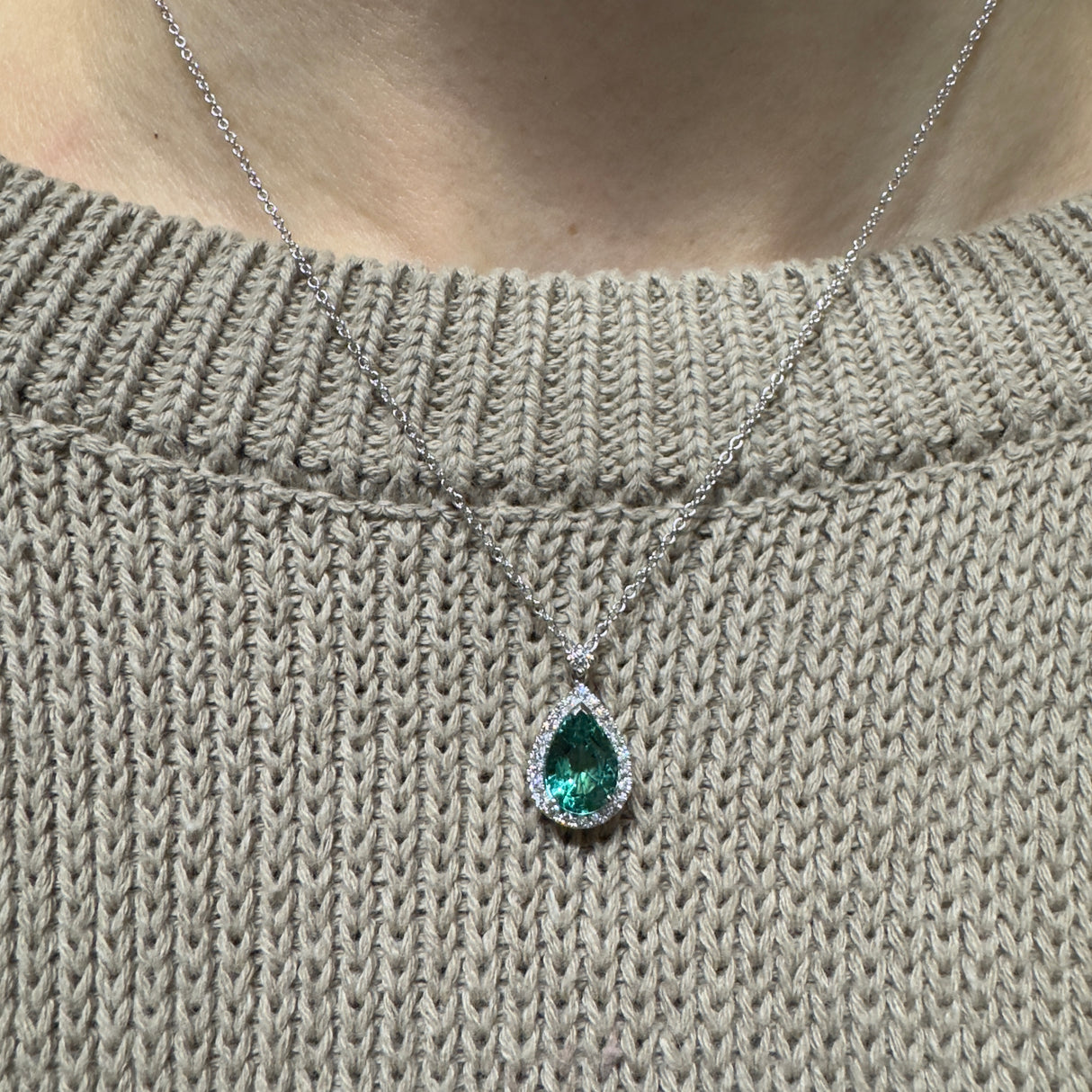 Girocollo Smeraldo 1.67kt Pendente taglio "Goccia" con contorno di Diamanti