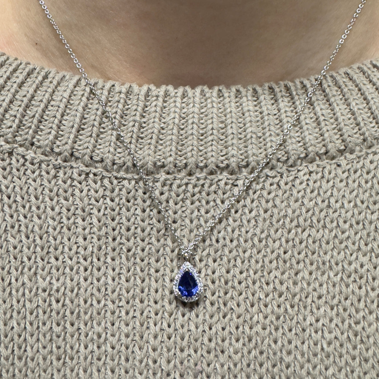 Collana in Oro Bianco Diamanti con Zaffiro taglio "Goccia" ct 1.11