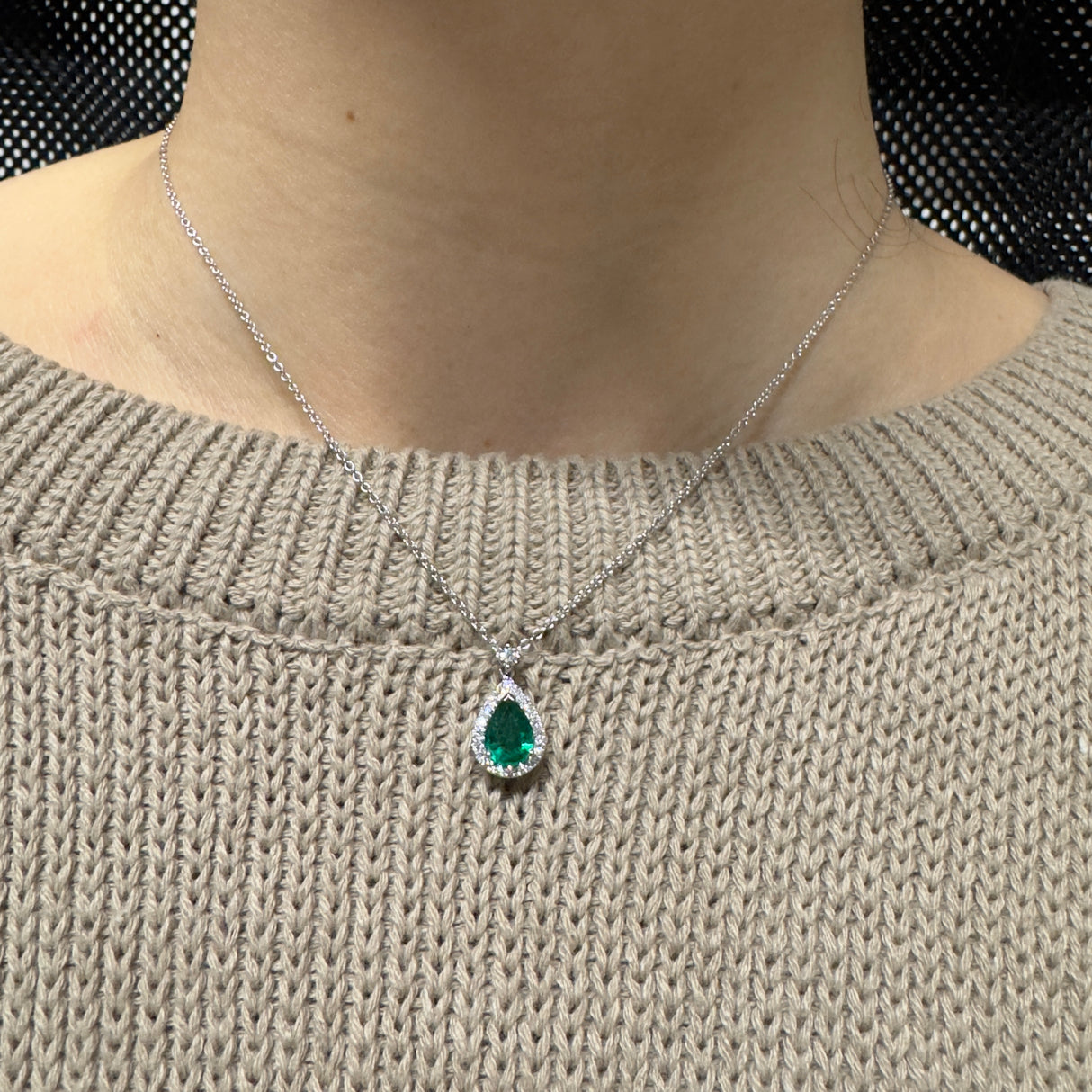 Girocollo Smeraldo 0.80kt Pendente taglio "Goccia" con contorno di Diamanti