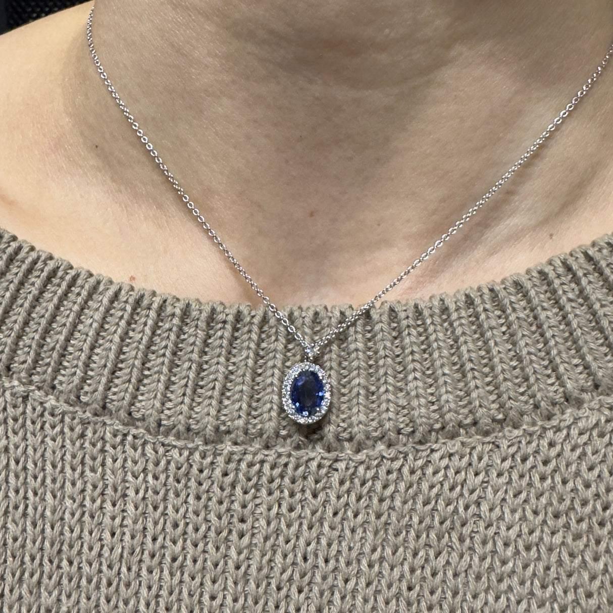 Collana in Oro Bianco Diamanti con Zaffiro taglio "OVALE" ct 1.22