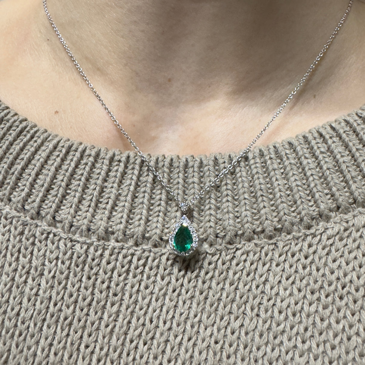 Émeraude coupée "goutte"