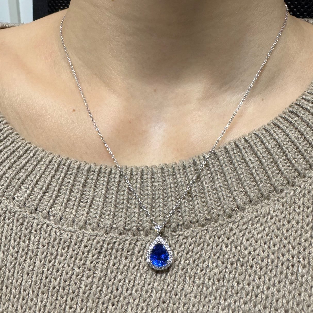 Collana in Oro Bianco Diamanti con Zaffiro taglio "Goccia" ct 1.90