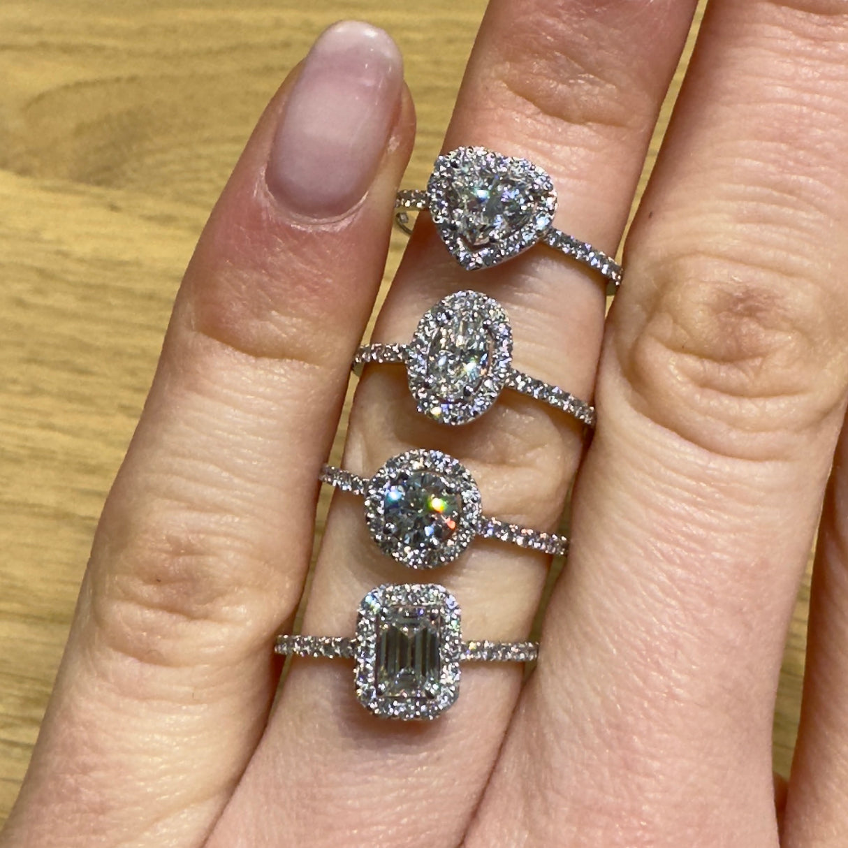 Halo-Herzring mit Diamantschiene aus Weißgold