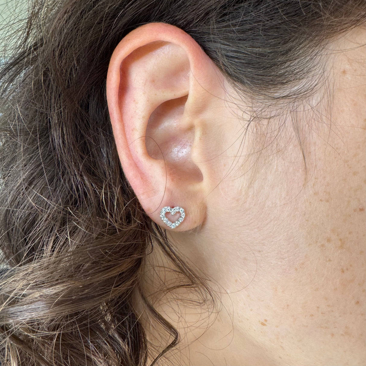 Silhouette heart earrings in white gold and diamonds