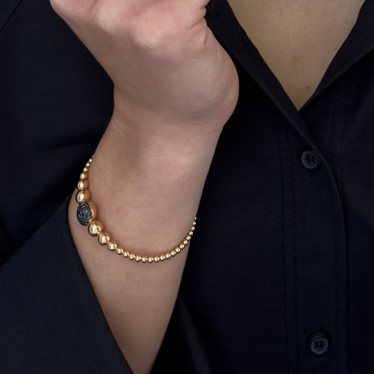 Bangle bracelet with black gold gold diamonds