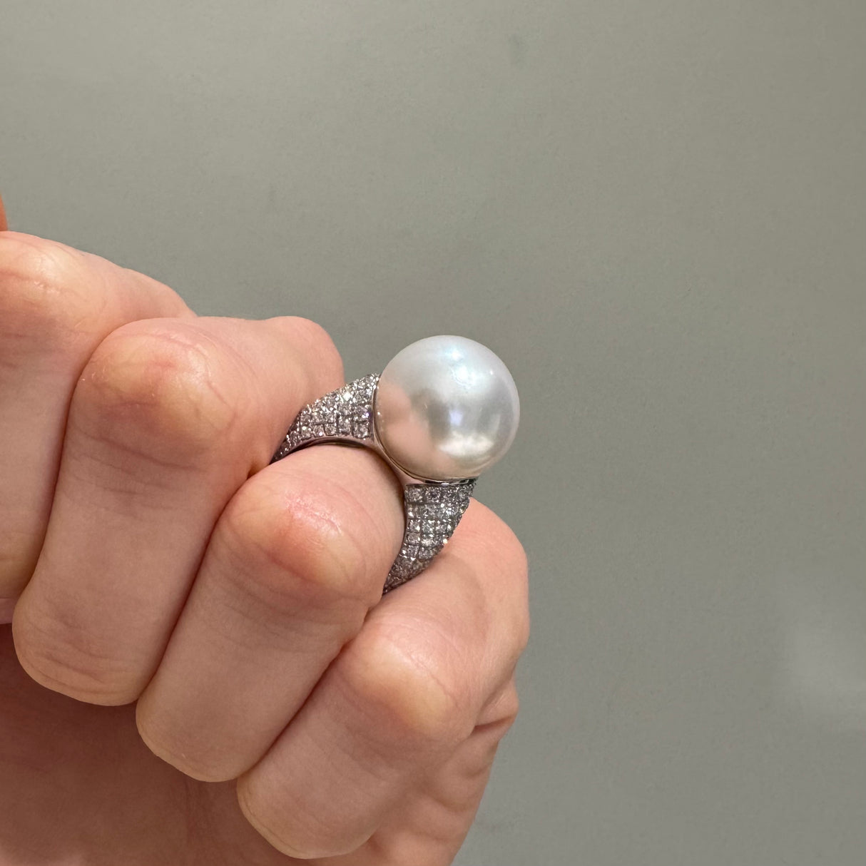 Anello Pavé di Diamanti e Perla Oro bianco