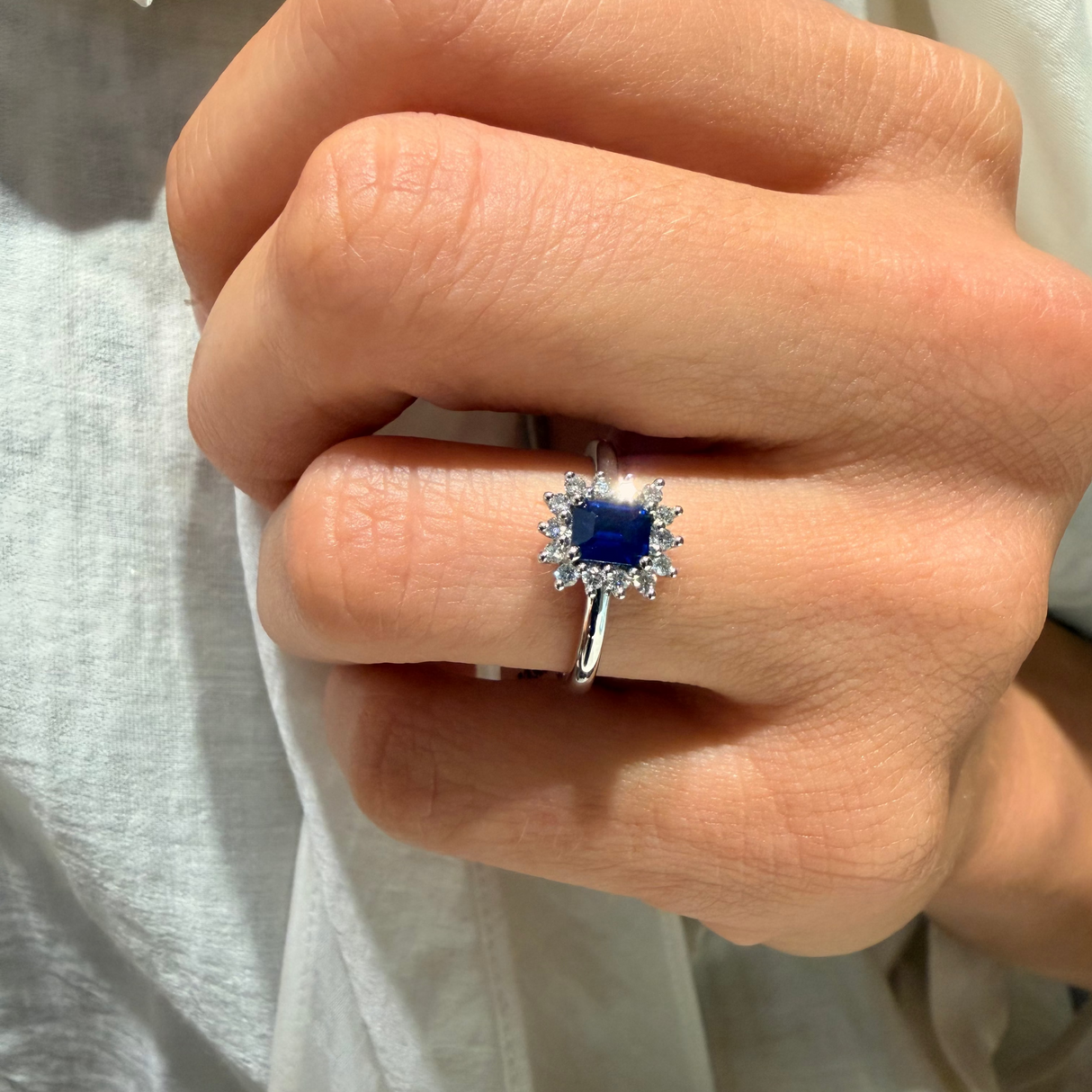 Anello in Oro Bianco con Zaffiro 0.63kt e Diamanti