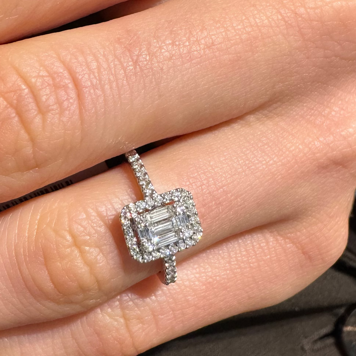 Solitaire ring magic diamonds in white gold