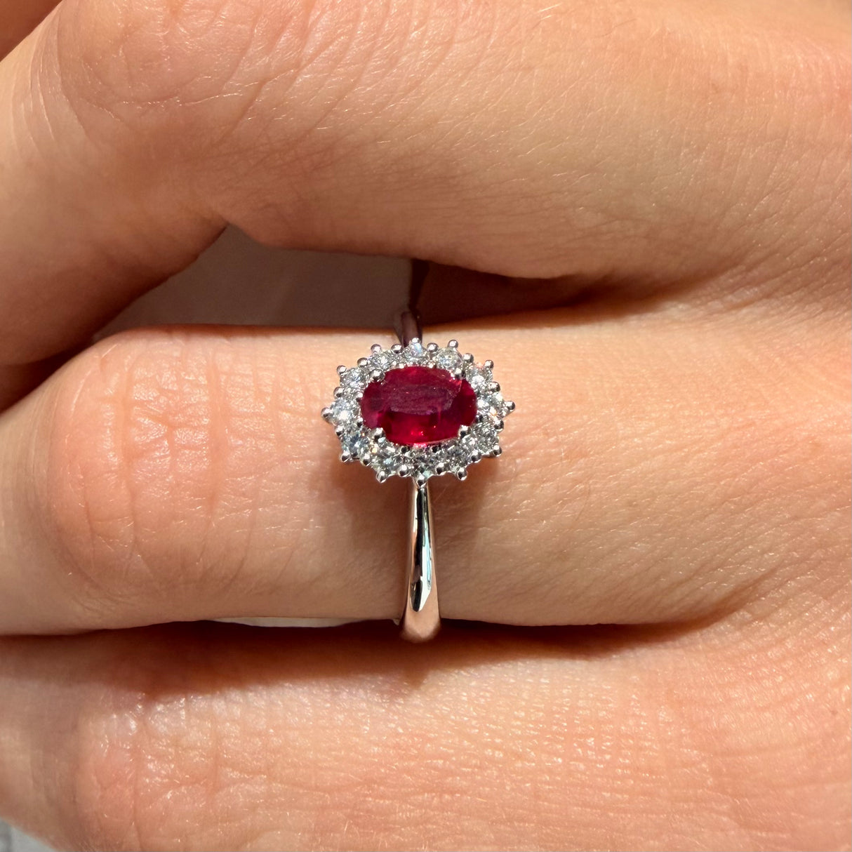 Anello in Oro Bianco con Rubino Ovale e Diamanti