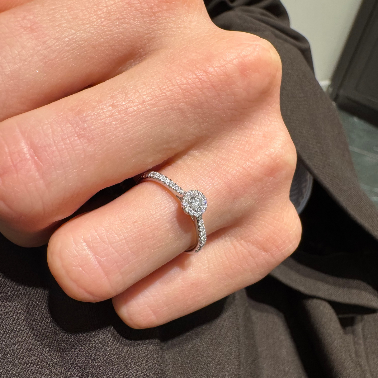 Anello Solitario con contorno di diamanti 0.26