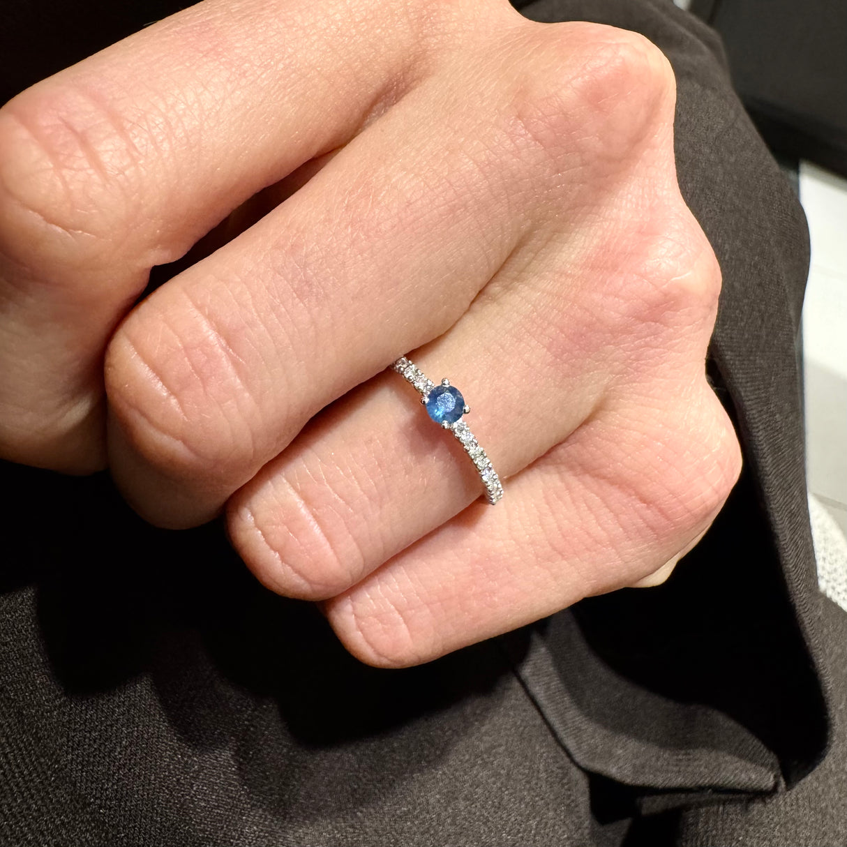 Anello in Oro Bianco con Zaffiro 0,25kt e Diamanti